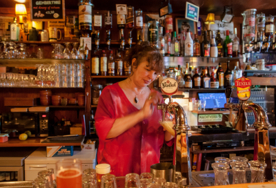 Marleen aan de tap